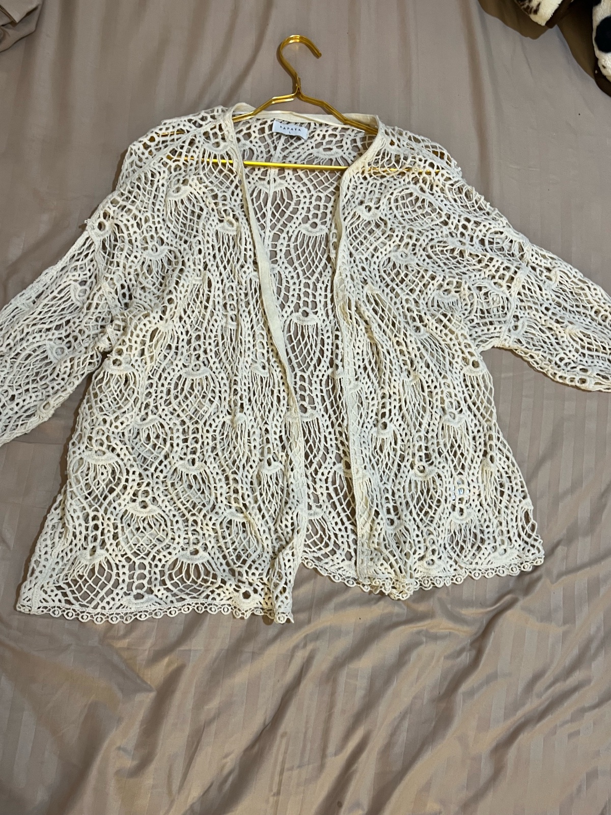 Cache maillot taille L de couleur creme très bon état