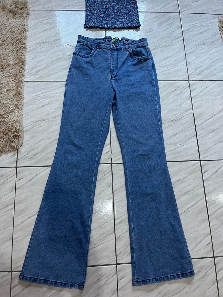 Pantalon djean porté 2 fois seulement et top à 60d 