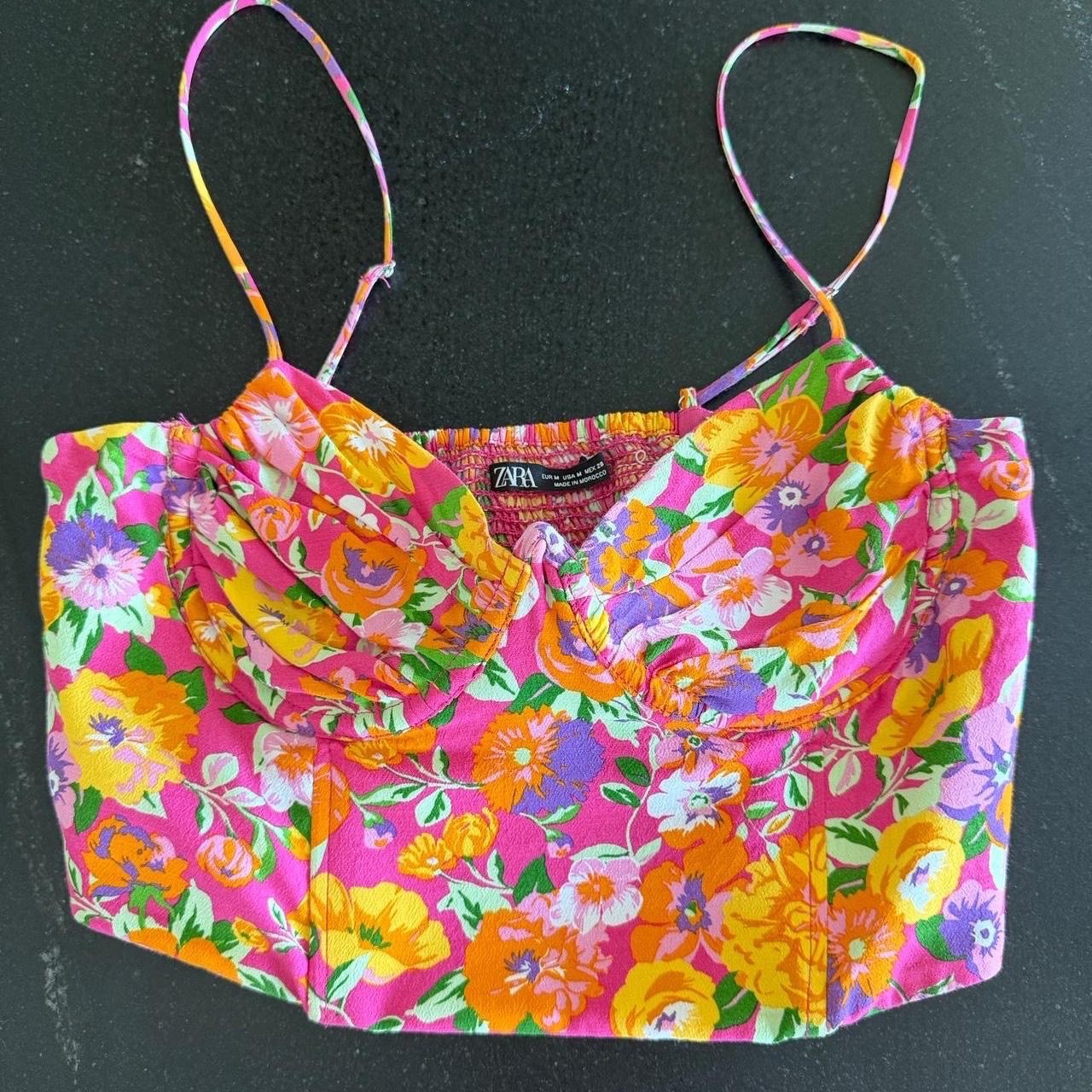 Haut haut corset Zara rose présente un motif floral