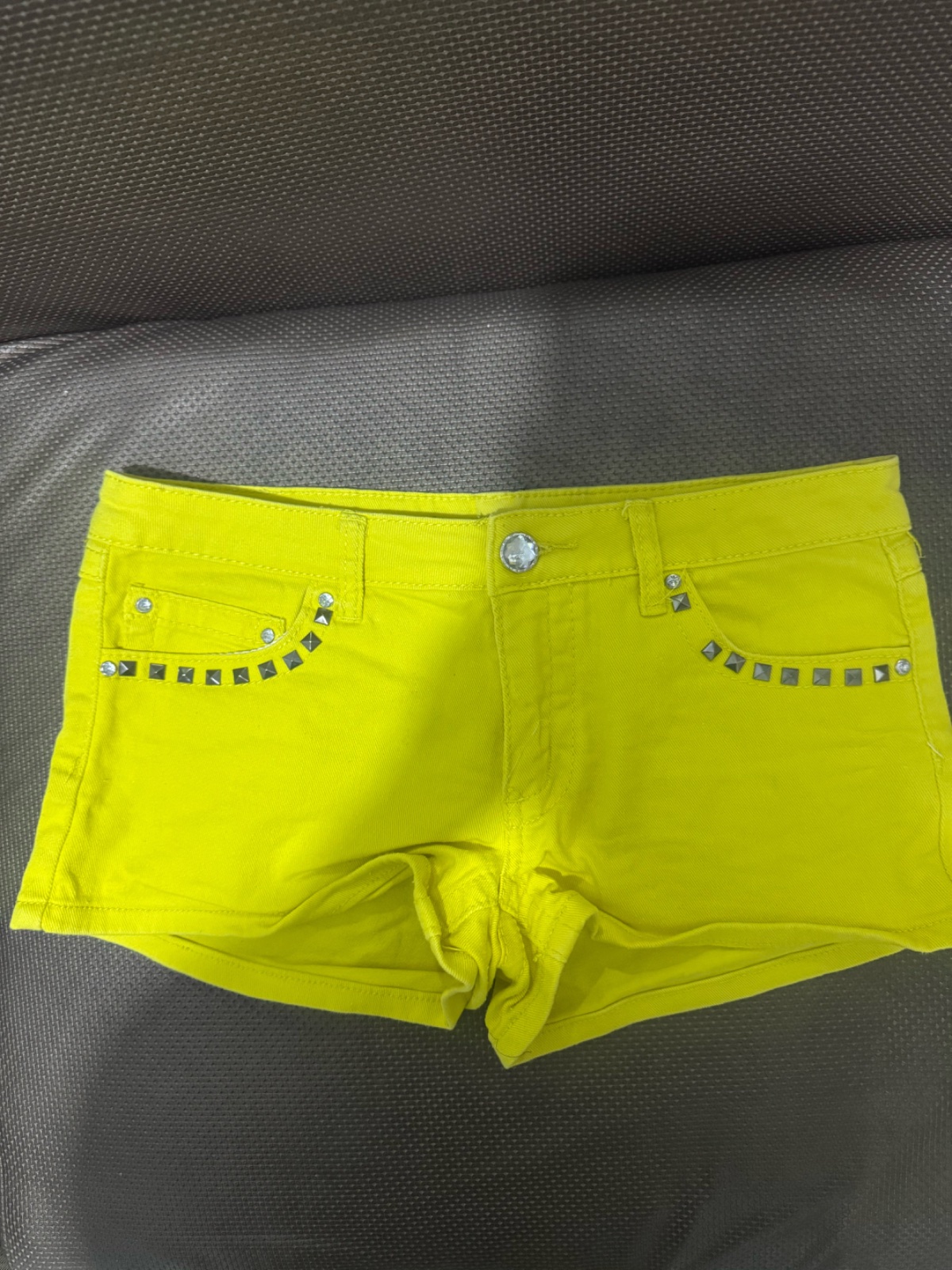 Short en jean jaune citron avec détails clous et strass