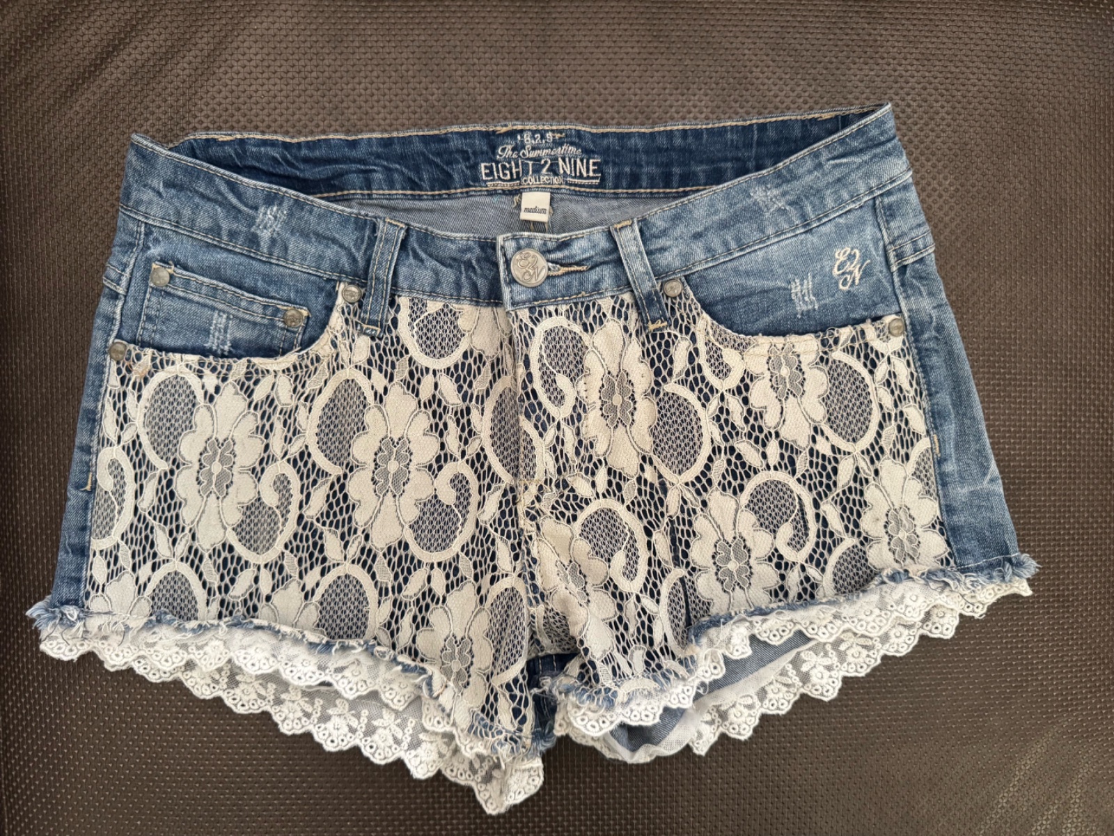 Short en jean bleu avec empiècement dentelle blanche