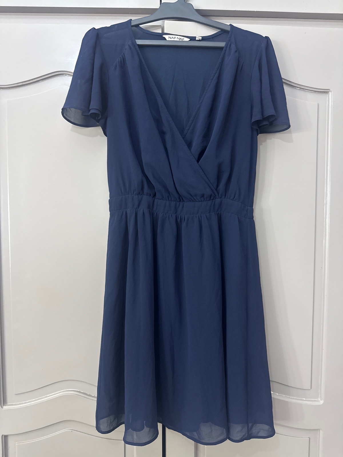 Robe fluide bleu marine à coupe cache-cœur 