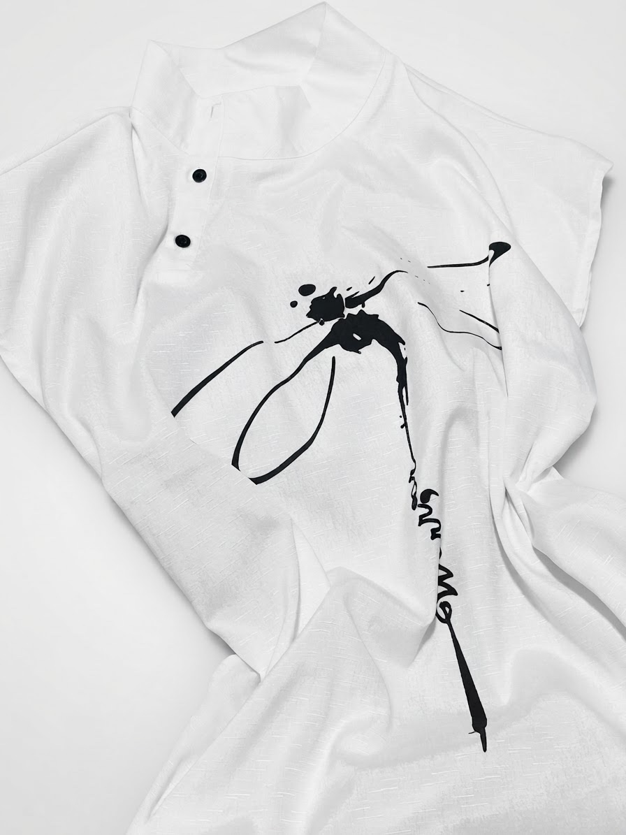 T-shirt blanc col boutonné à imprimé artistique noir