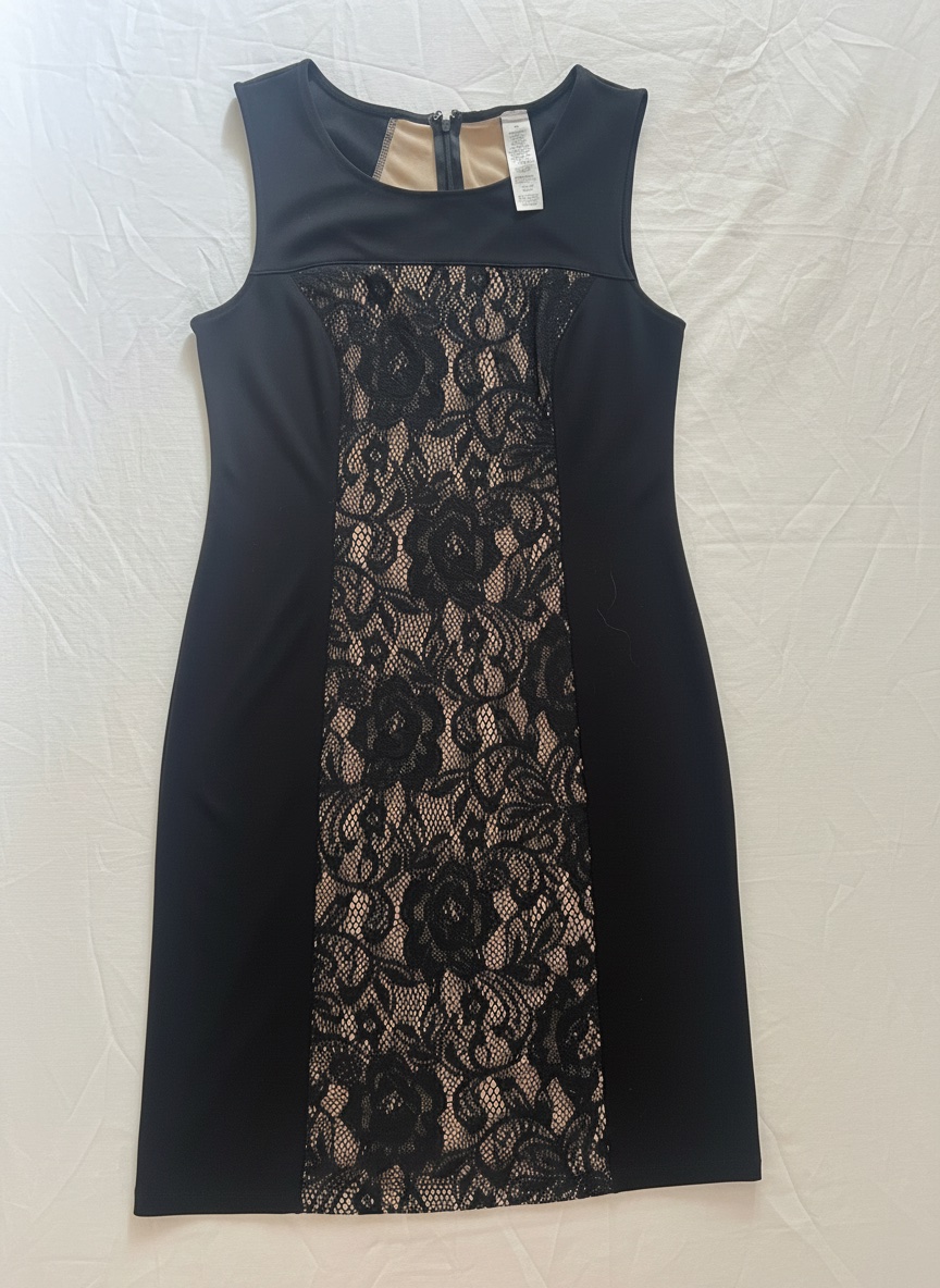 Robe noire avec guipure 