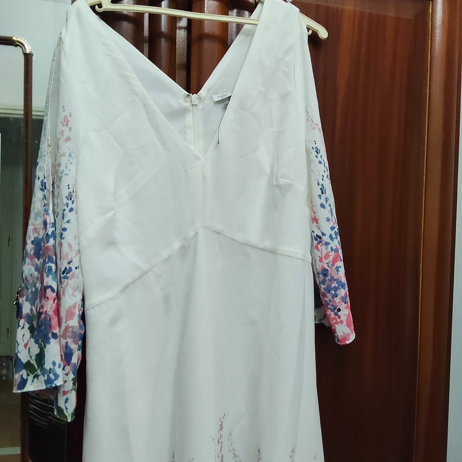 Robe 👗 blanc avec des fleurs 