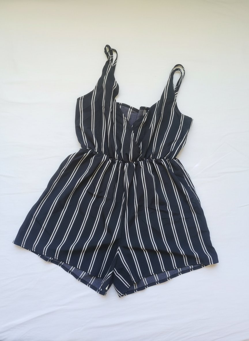 Combinaison-short fluide noire à rayures blanches