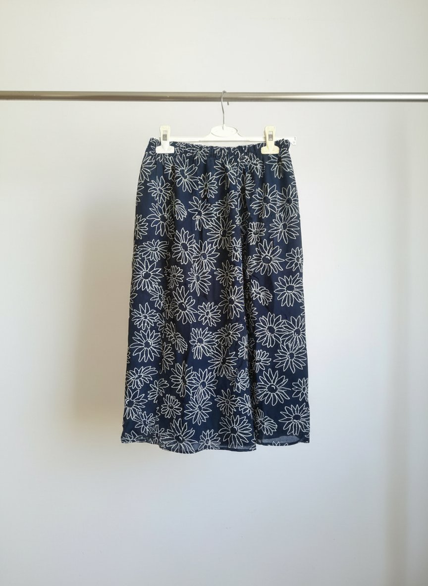 Jupe longue fluide bleu marine à motif floral rétro