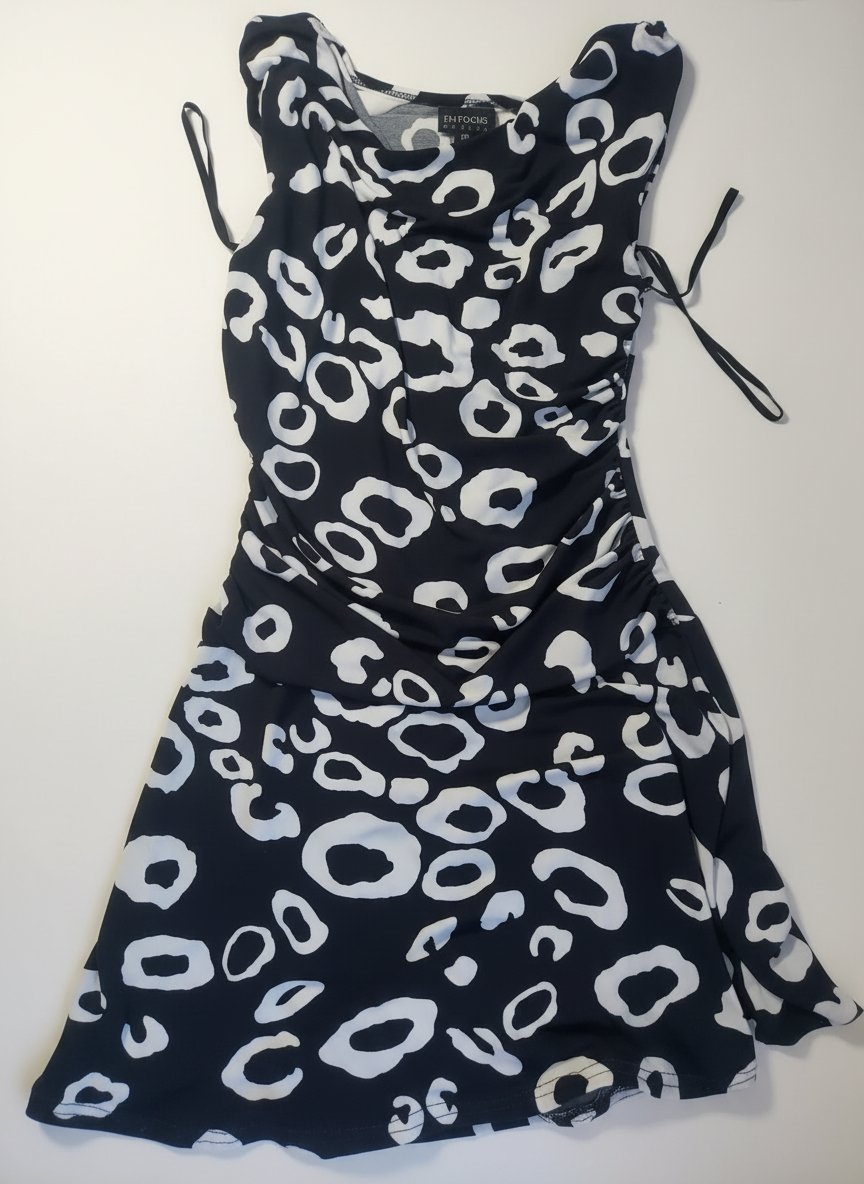 Robe drapée noire et blanche En Focus Petite – Motif léopard stylisé