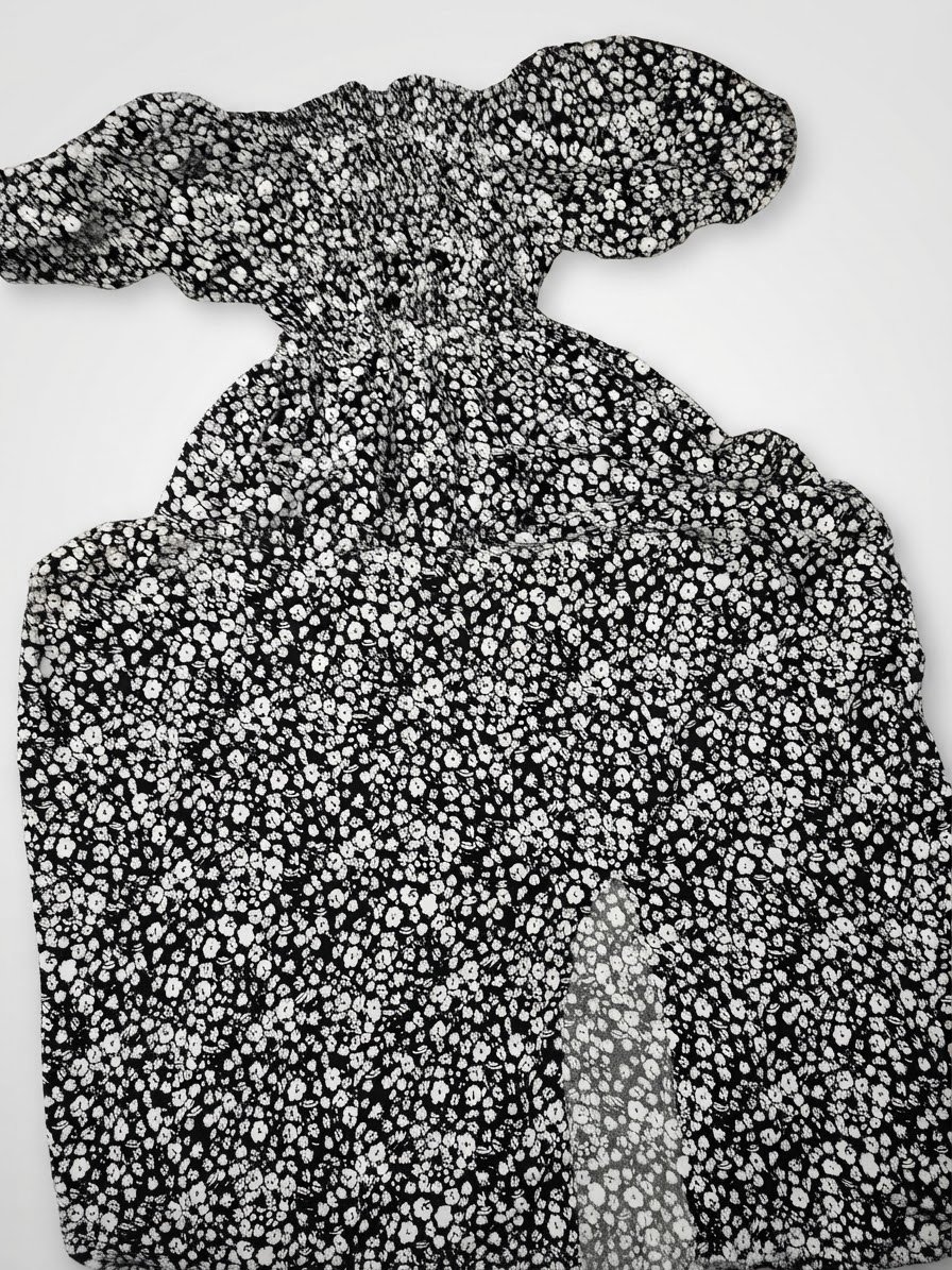 Robe noire fleurie 