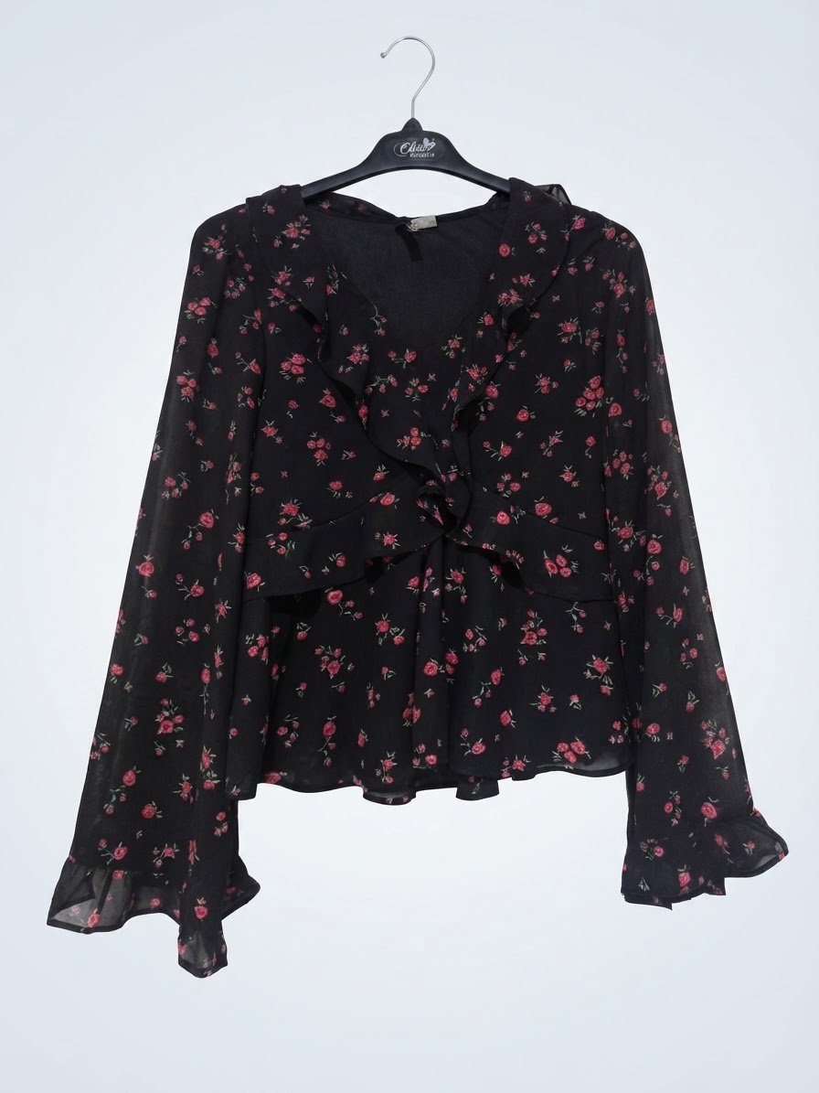 Une chemise noire élégante avec de jolies fleurs colorées 