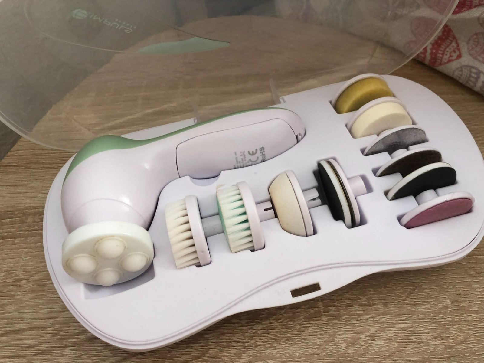 Appareil électrique de soin du visage multifonction