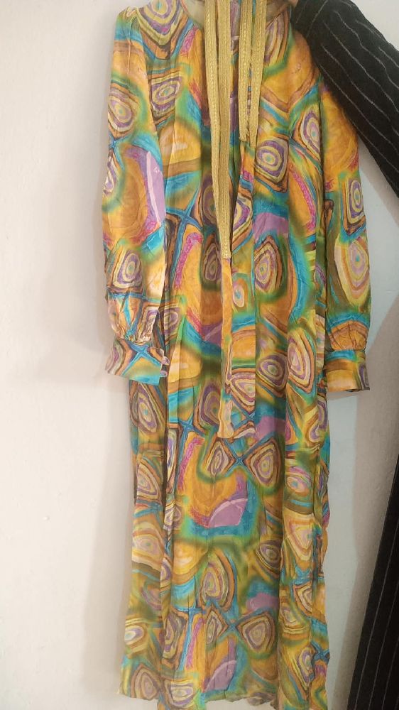 robe femme avec ceinture traditionelle taille 44 état trés neuf