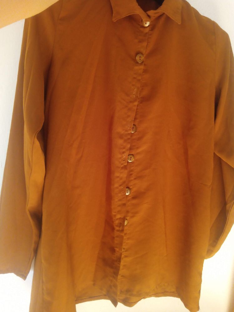 chemise marron avec bouton  en bois taille S 