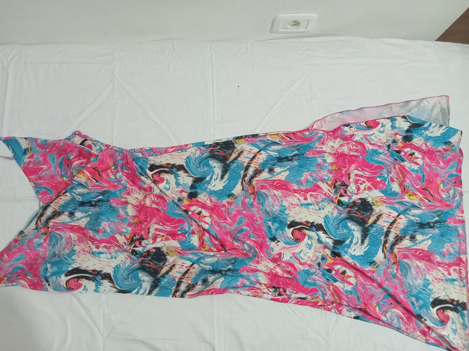 Robe satiné avec fente 