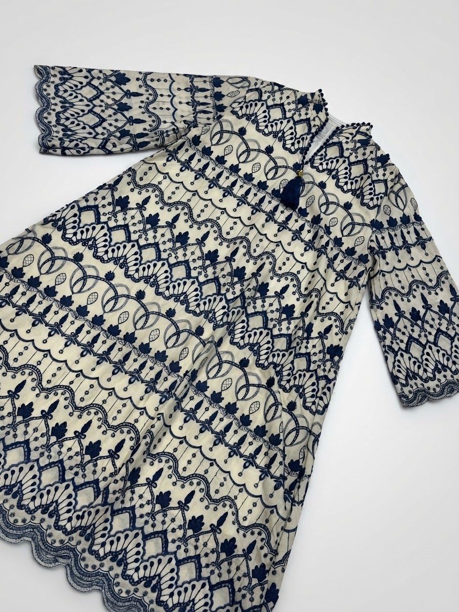 Robe longue brodée blanche et bleu marine