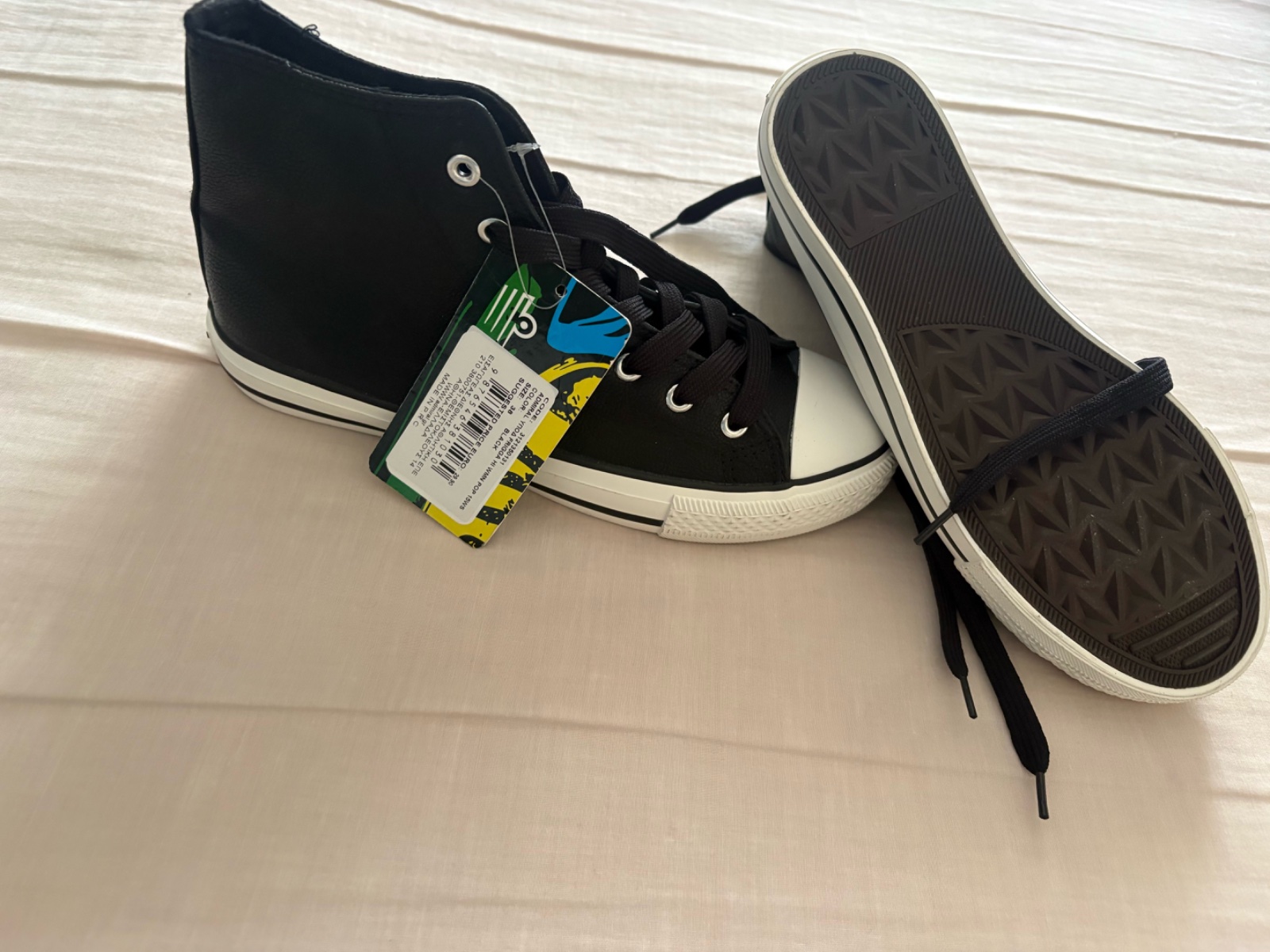 Chaussures montantes neufs 