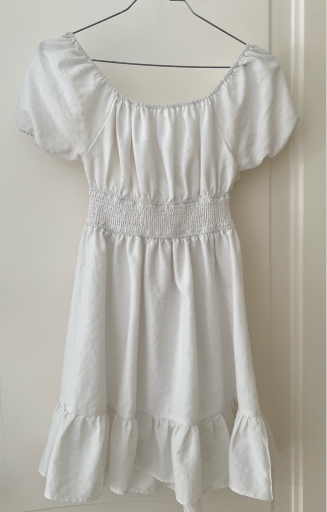 Robe blanche mini avec neud sur le dos 