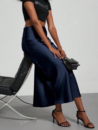 Jupe midi satinée bleu marine taille haute la marque SHEIN