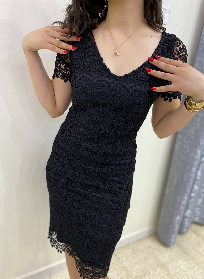 Robe noire en dentelle élégante coupe moulante