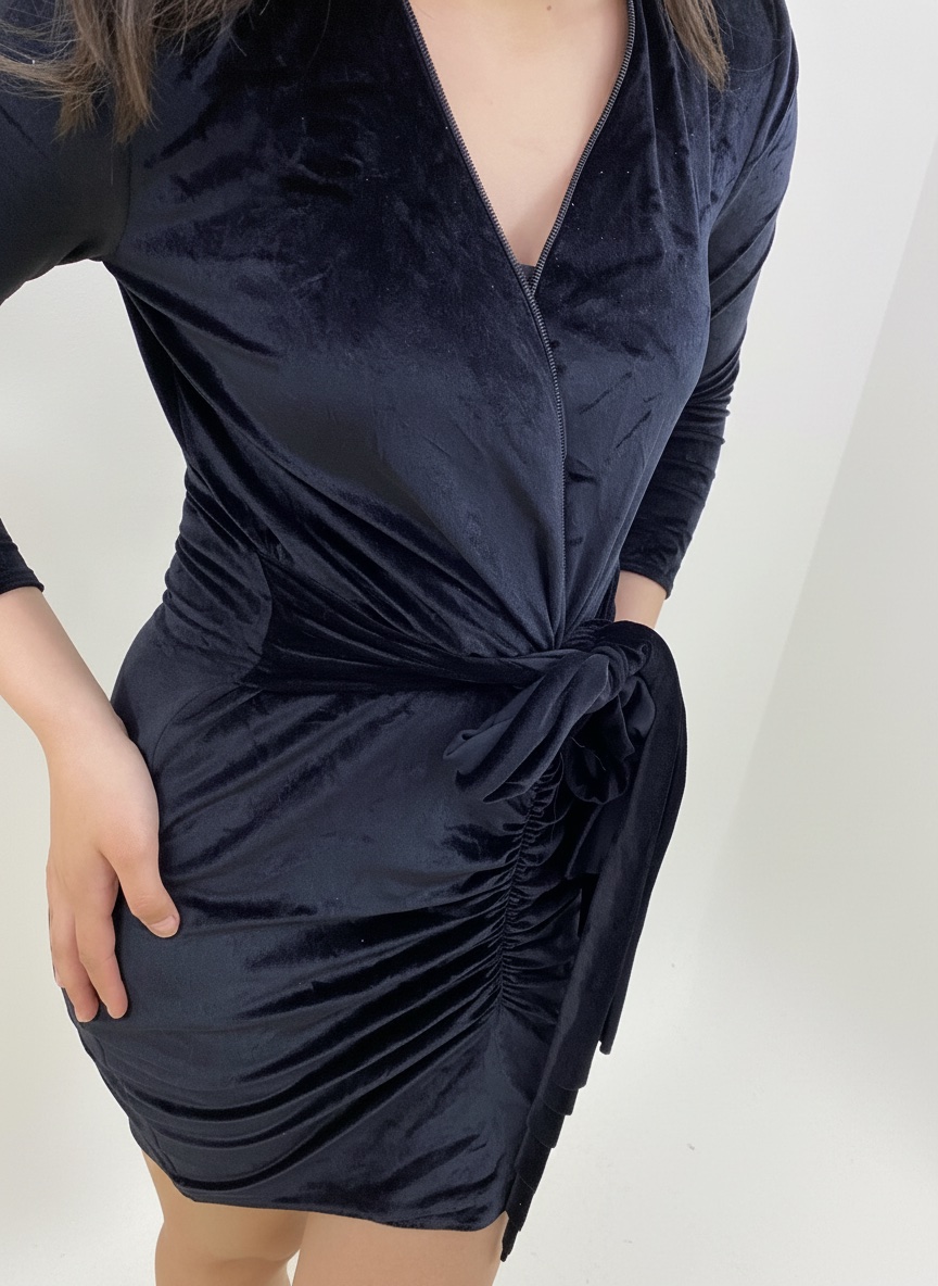 Robe noire élégante en velours avec nœud