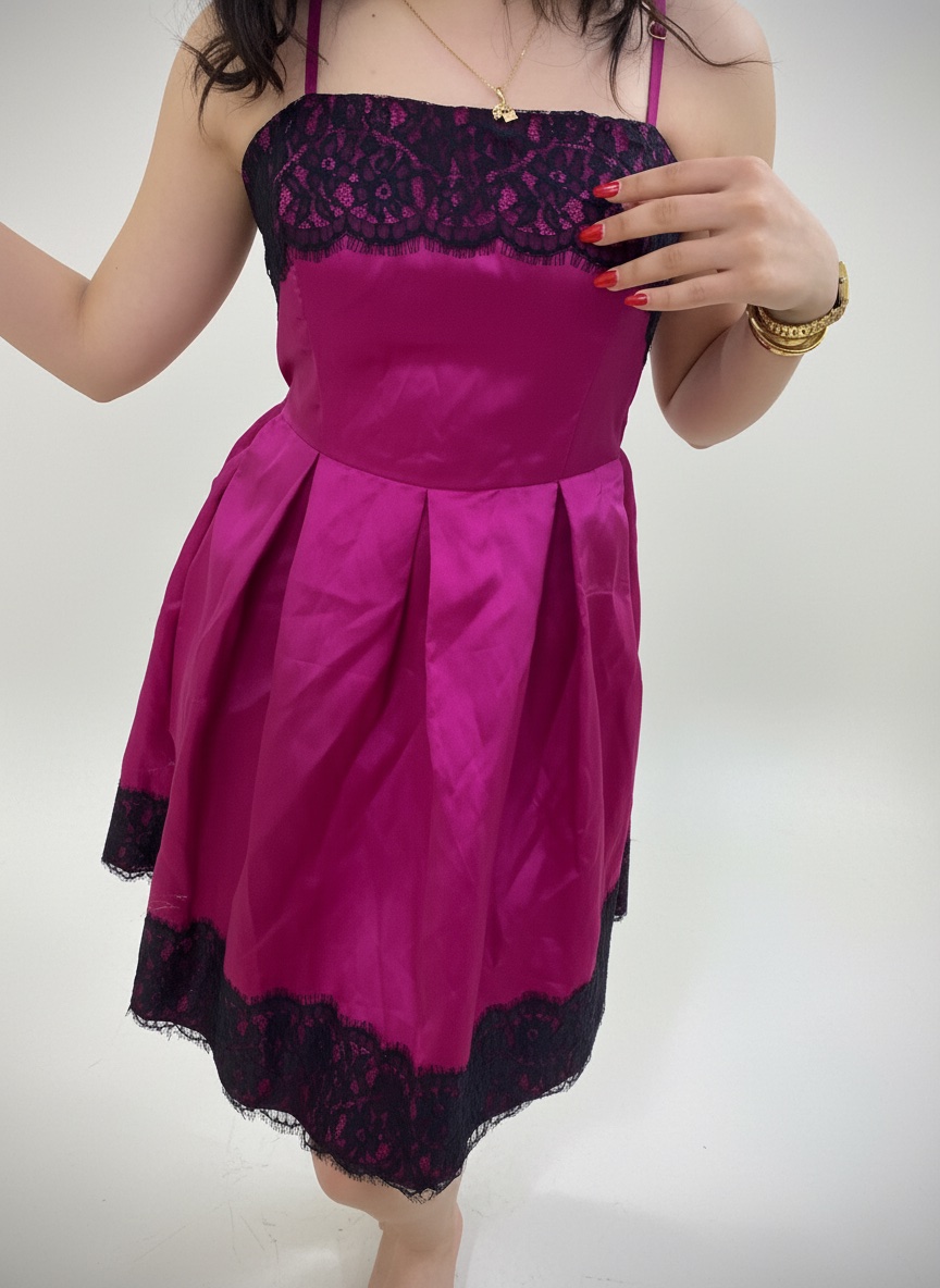 Robe satin fuchsia avec dentelle noire élégante