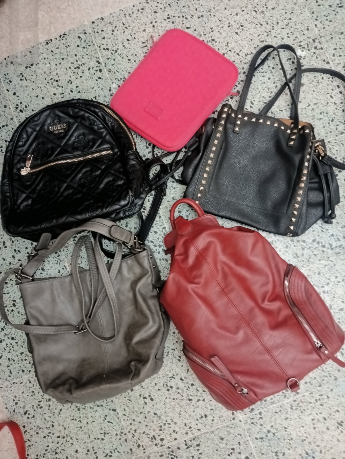 4 sacs et une pochette 