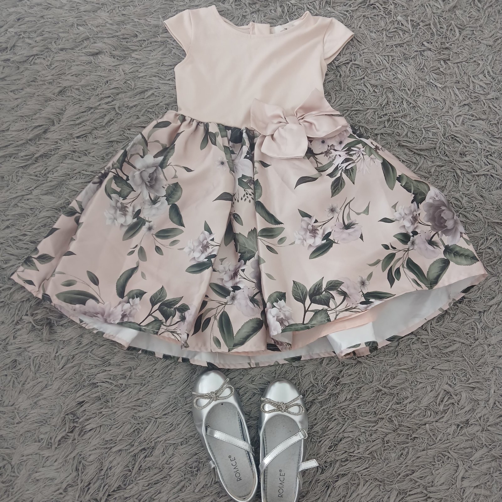 Robe 4-6 ans neuf et chaussure argent T29