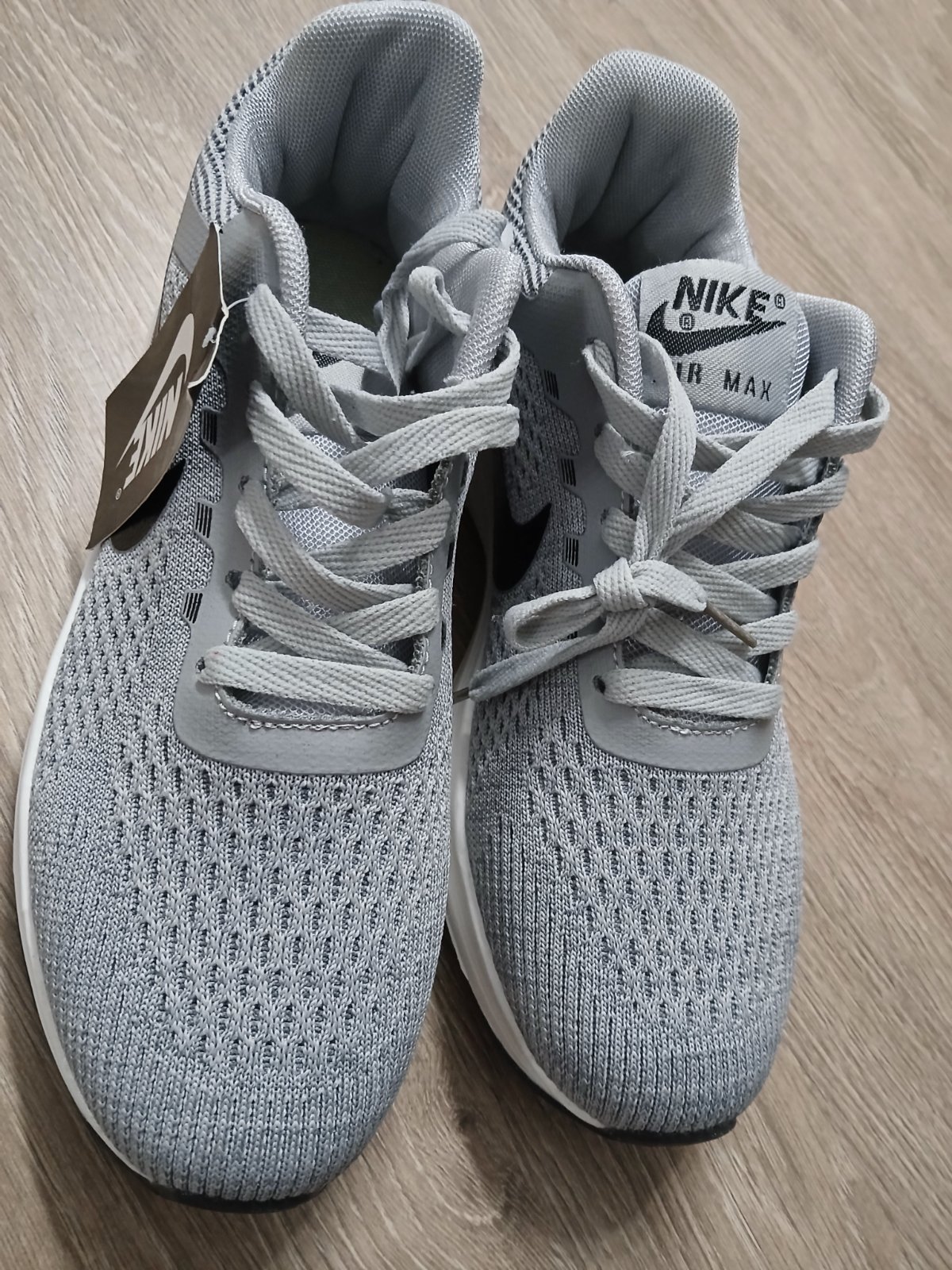 Des baskets pointure 41 importé et très bonne imitation 