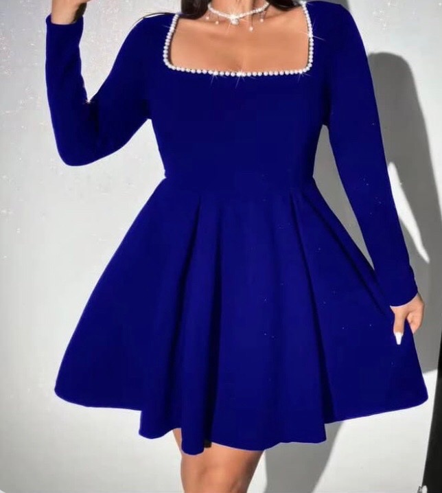 Robe tres èlègante   A manches longues  avec coll carrè dècorè de faux perles  en grande taille bleu roi marque shein