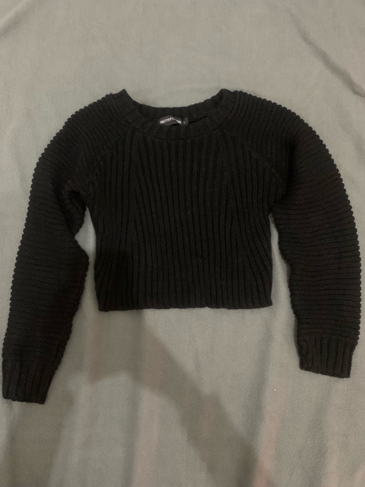 Cropped black shirt S ; PRETTY LITTLE THINGS