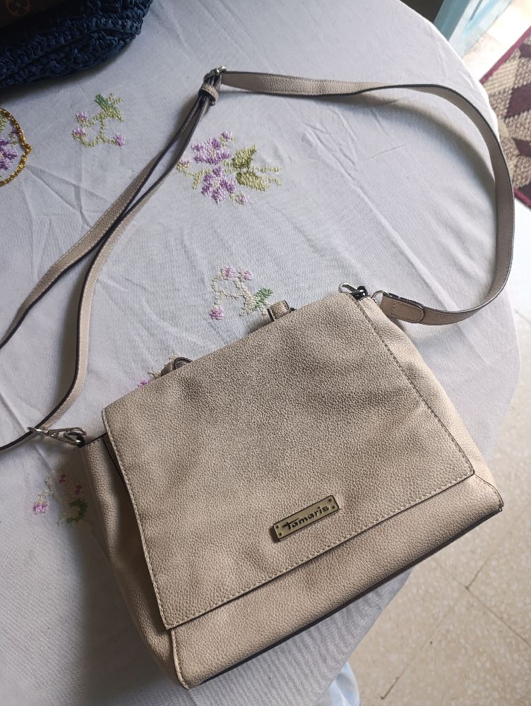 Un  sac á bondoliére de couleur créme beige en bon etat 