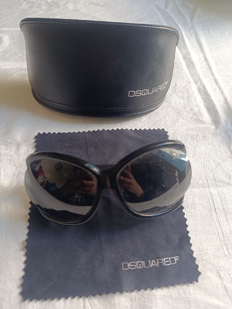 Lunettes de Soleil noir de bon marque et de trés bon etat.