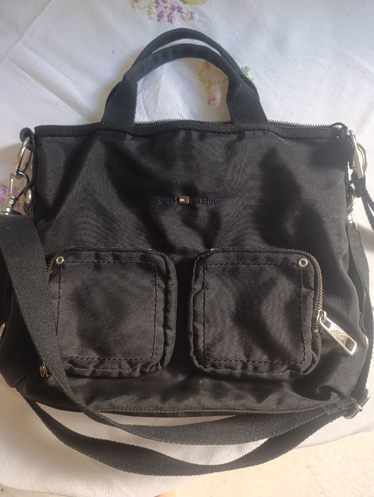 Sac a bondouliére noir de trés non etat de la marque Tommy Hilfiger 
