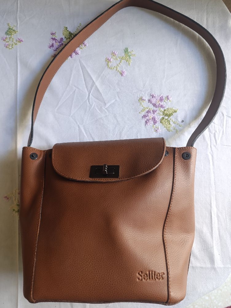 Un sac á bondoliére de la marque sellier.