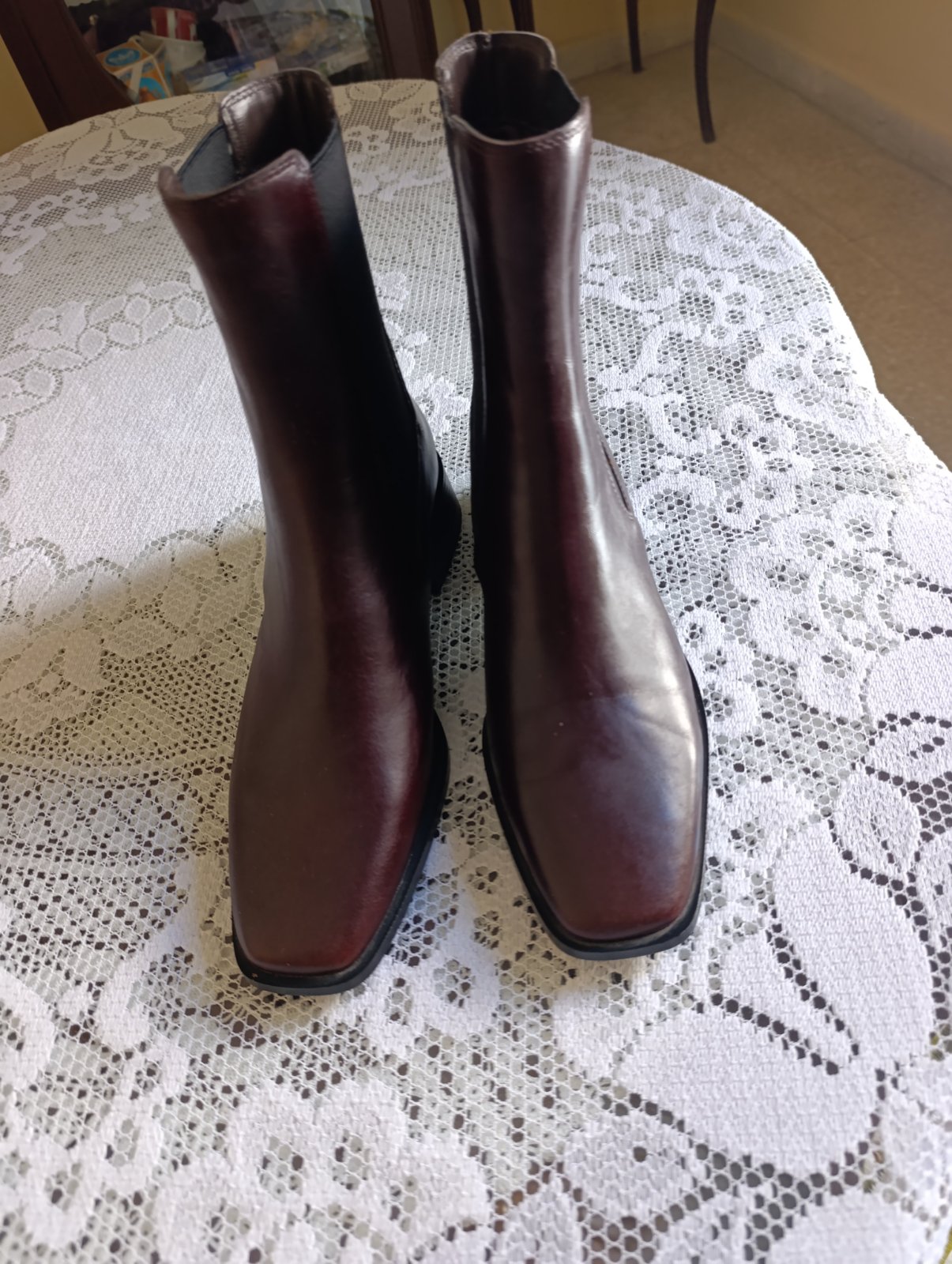 Je vens un pair de boots drtrés bon qualité tout neuf jamais prté de la marque Mango 