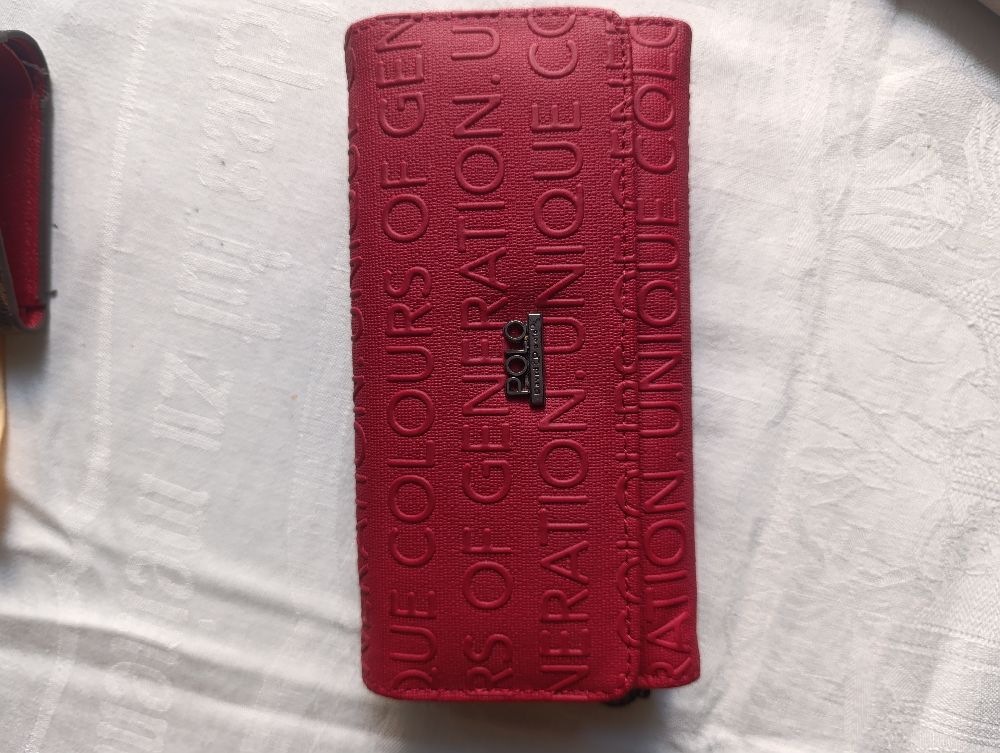 portefeuille en couleur rouge 