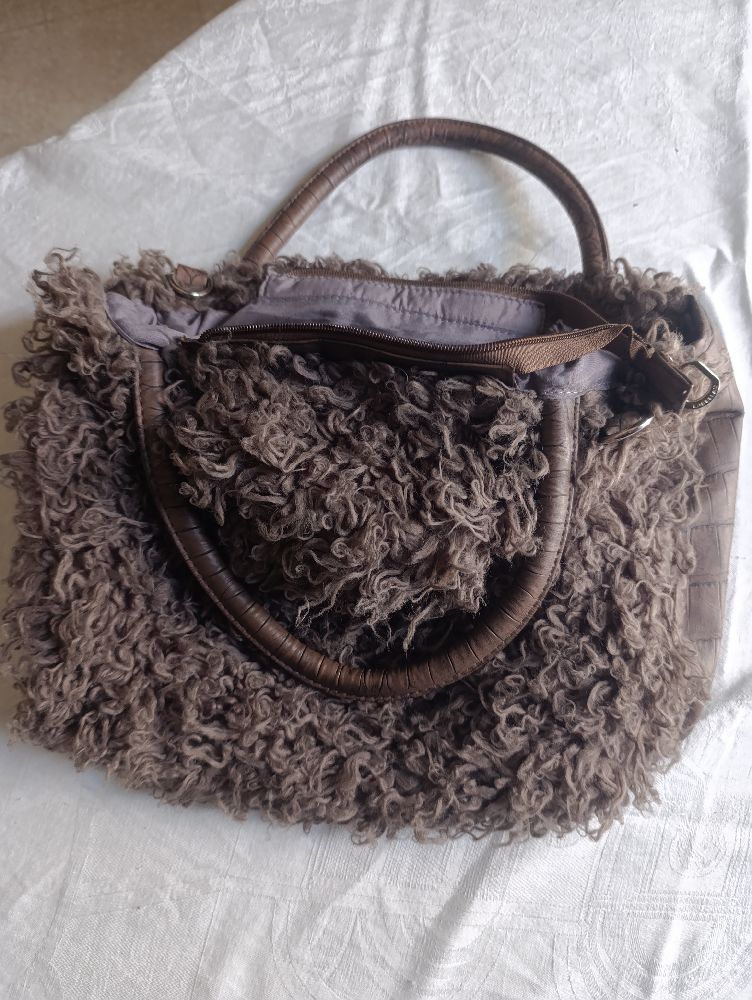 Sac á main de matiére laine en trés bon etat 