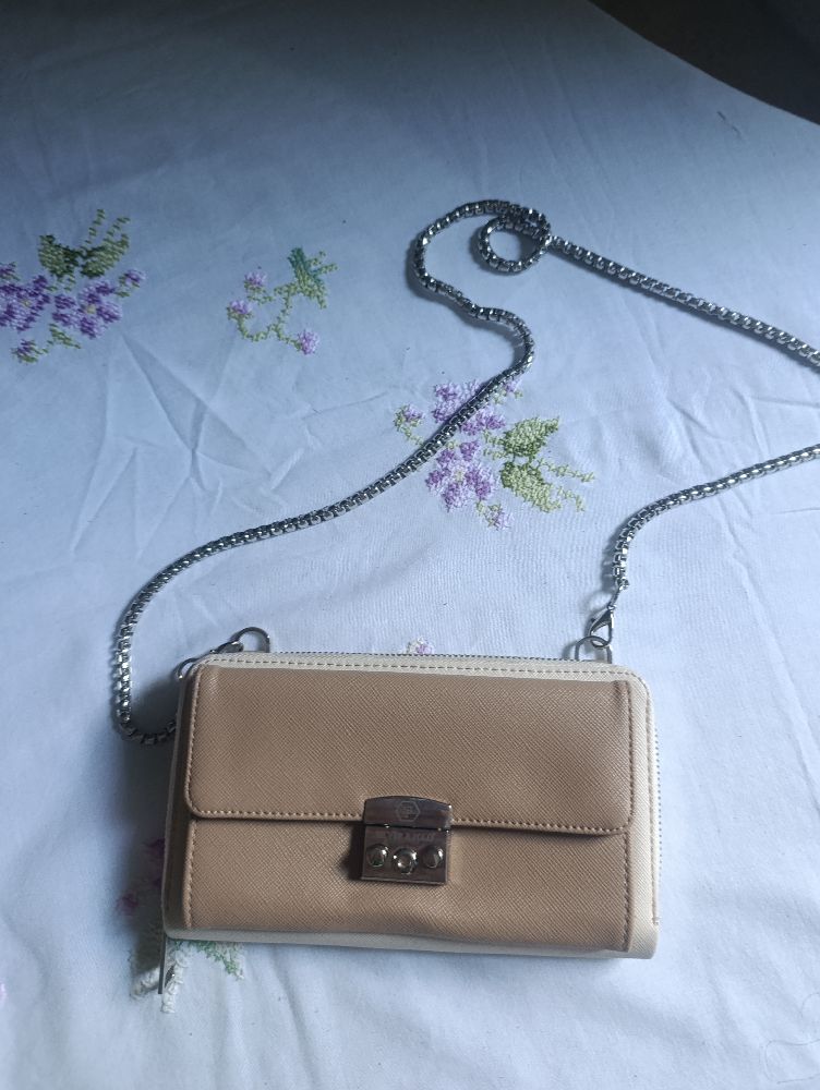 Une pochette et portefeuille 