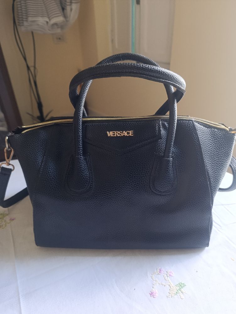 Un sac noir en trés bon etat de la marque Versace jamais porté 