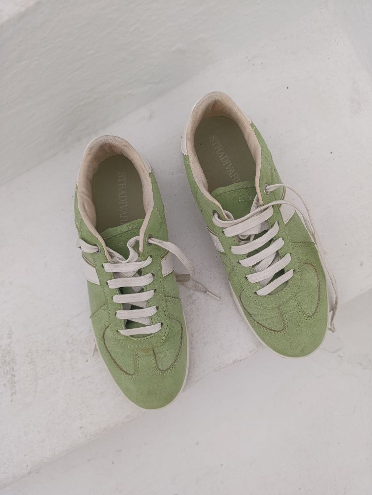 pair de baskets de couleur vert de bon etat 