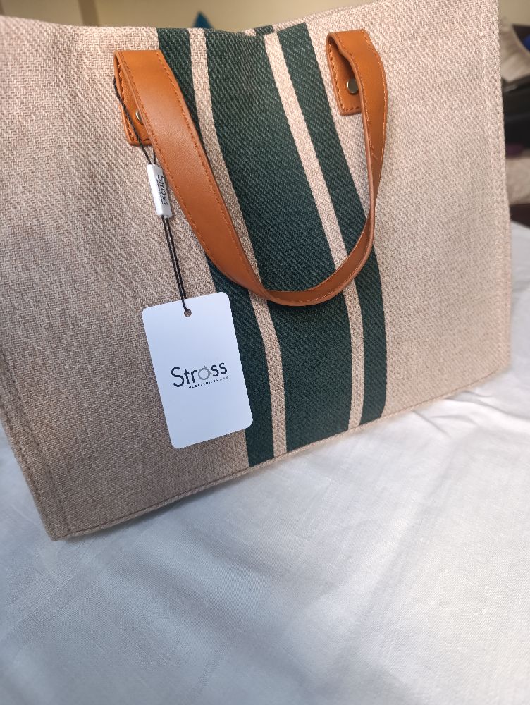Un sac de la marque Strass 