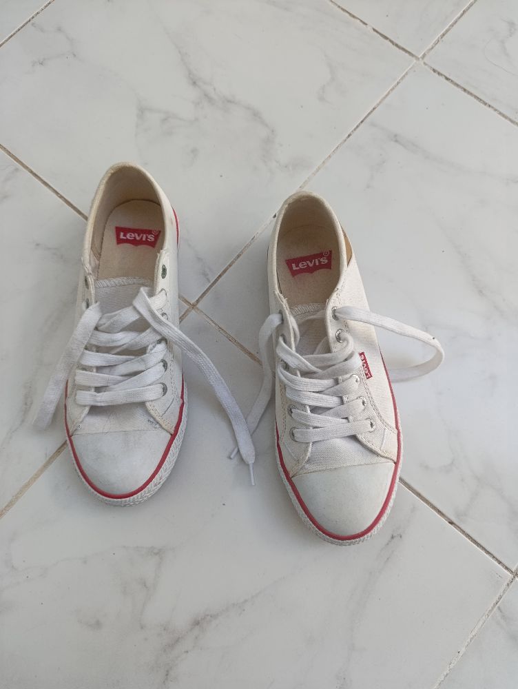 baskets de la marque Levis de bon etat 