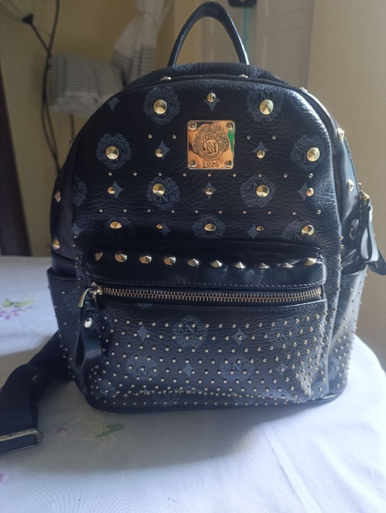 Sac á dos noir avec strass 