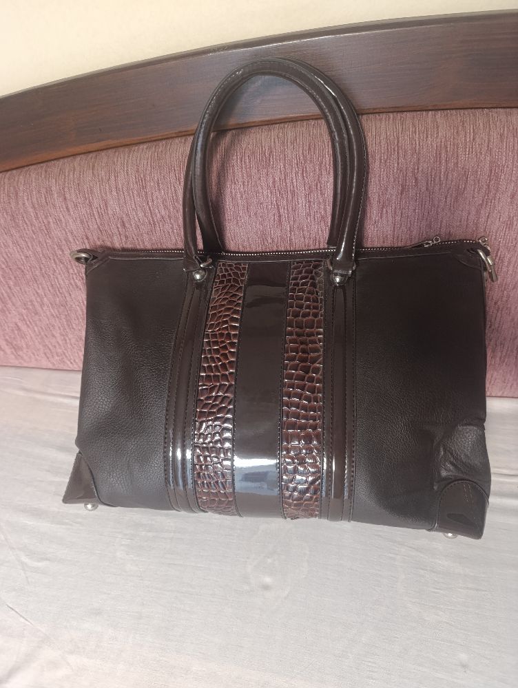 Un sac a main authentique marron  de la marque Burberry 