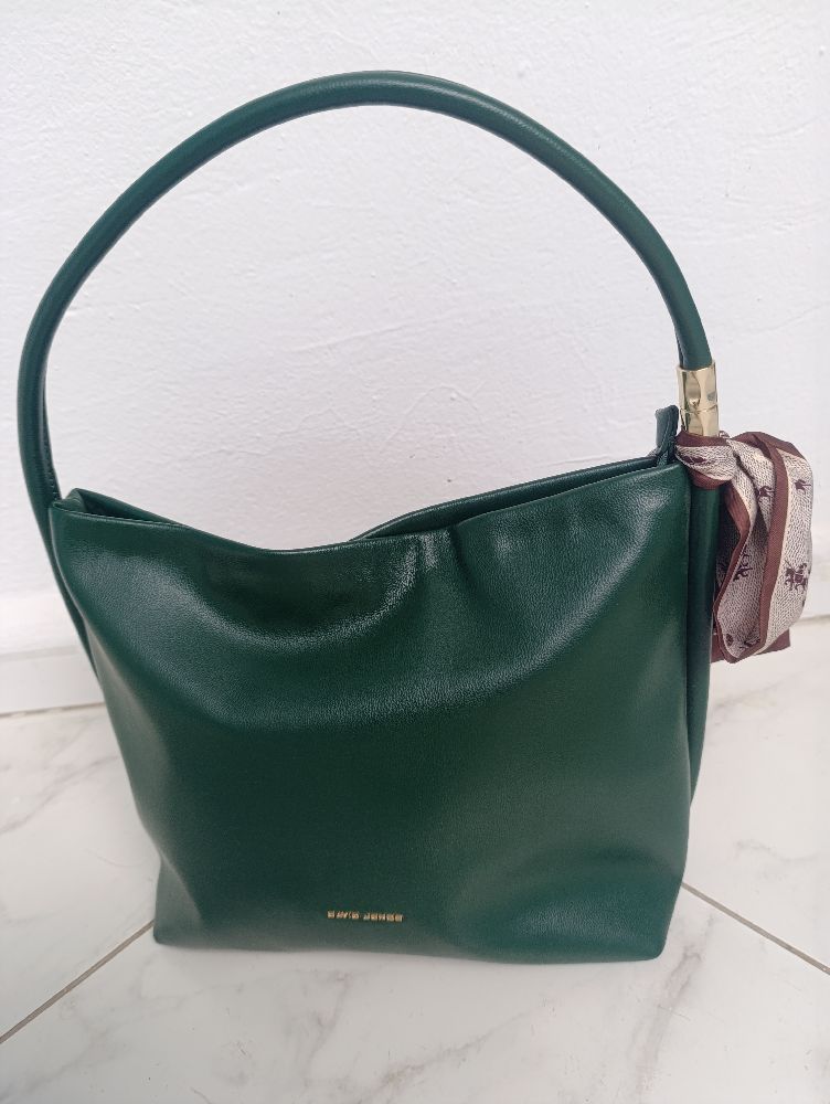 Sac á main de la marque David Jones en couleur vert et de trés bon qualité.