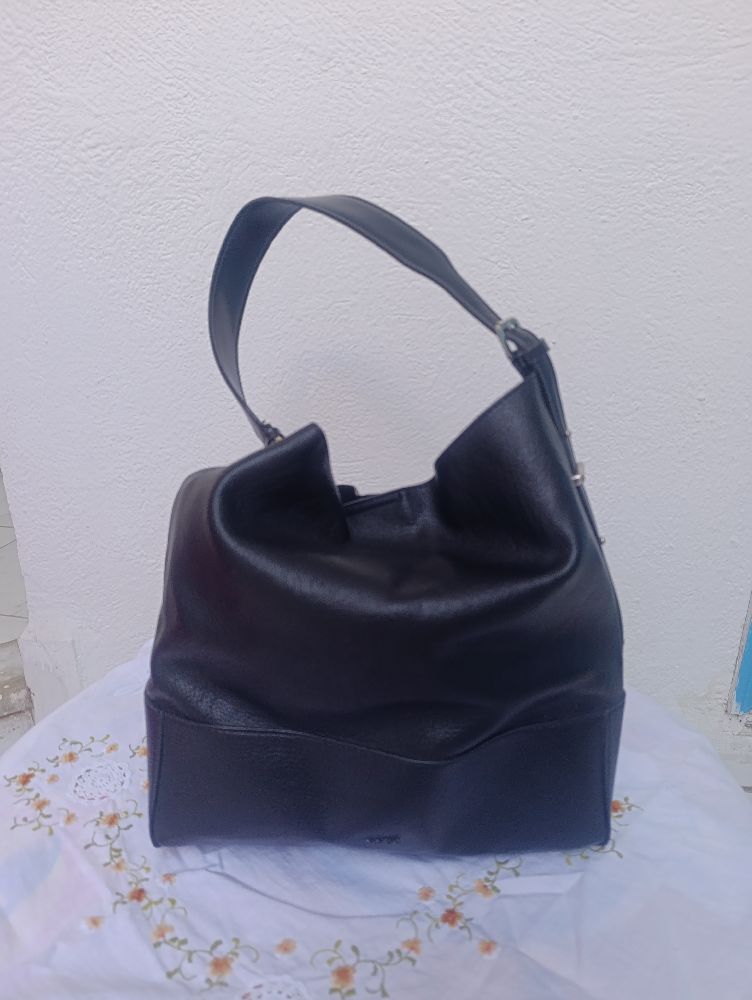 Un sac main noir tout neuf avec pochette intérieur .