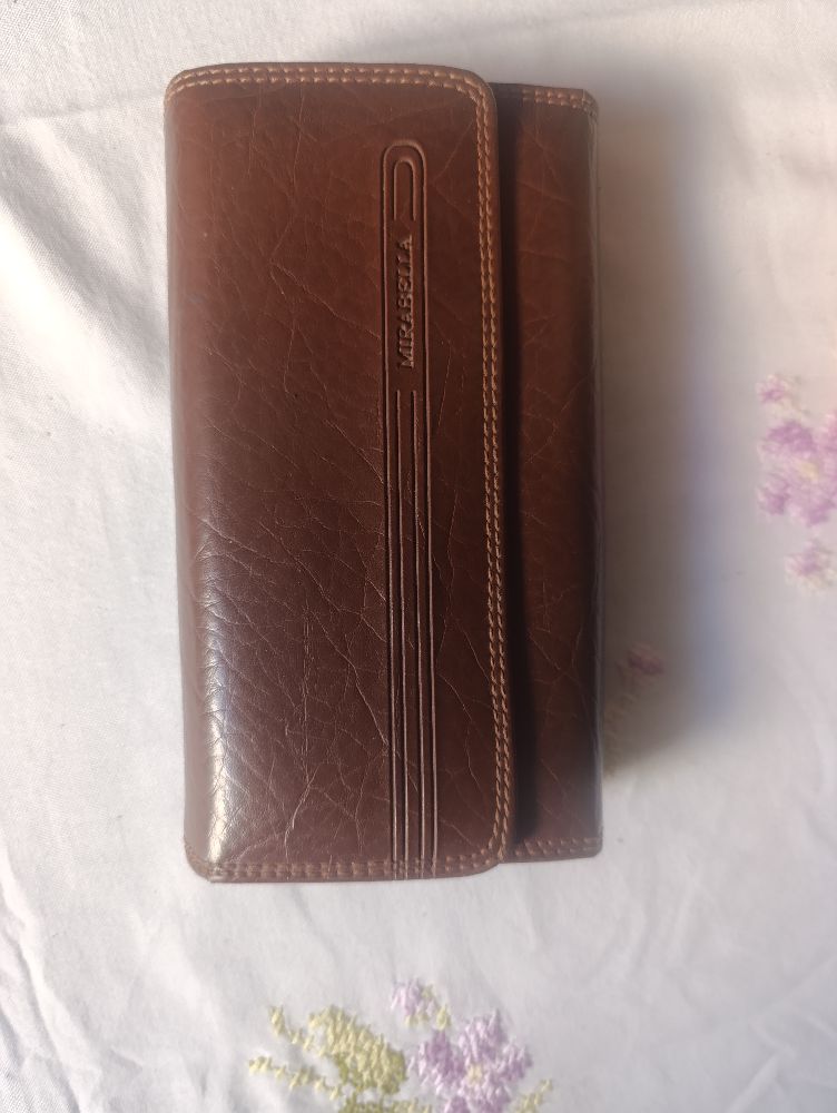 Portefeuille vintage en cuir de couleur marron.