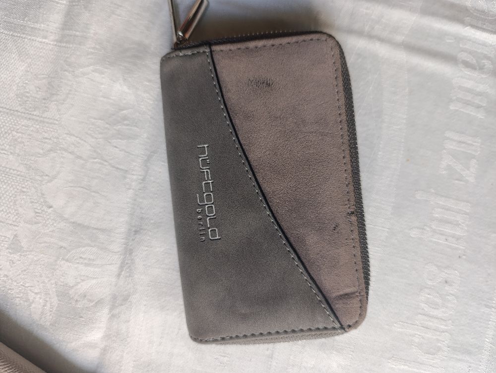 un portefeuille de trés bon etat de couleur gris 