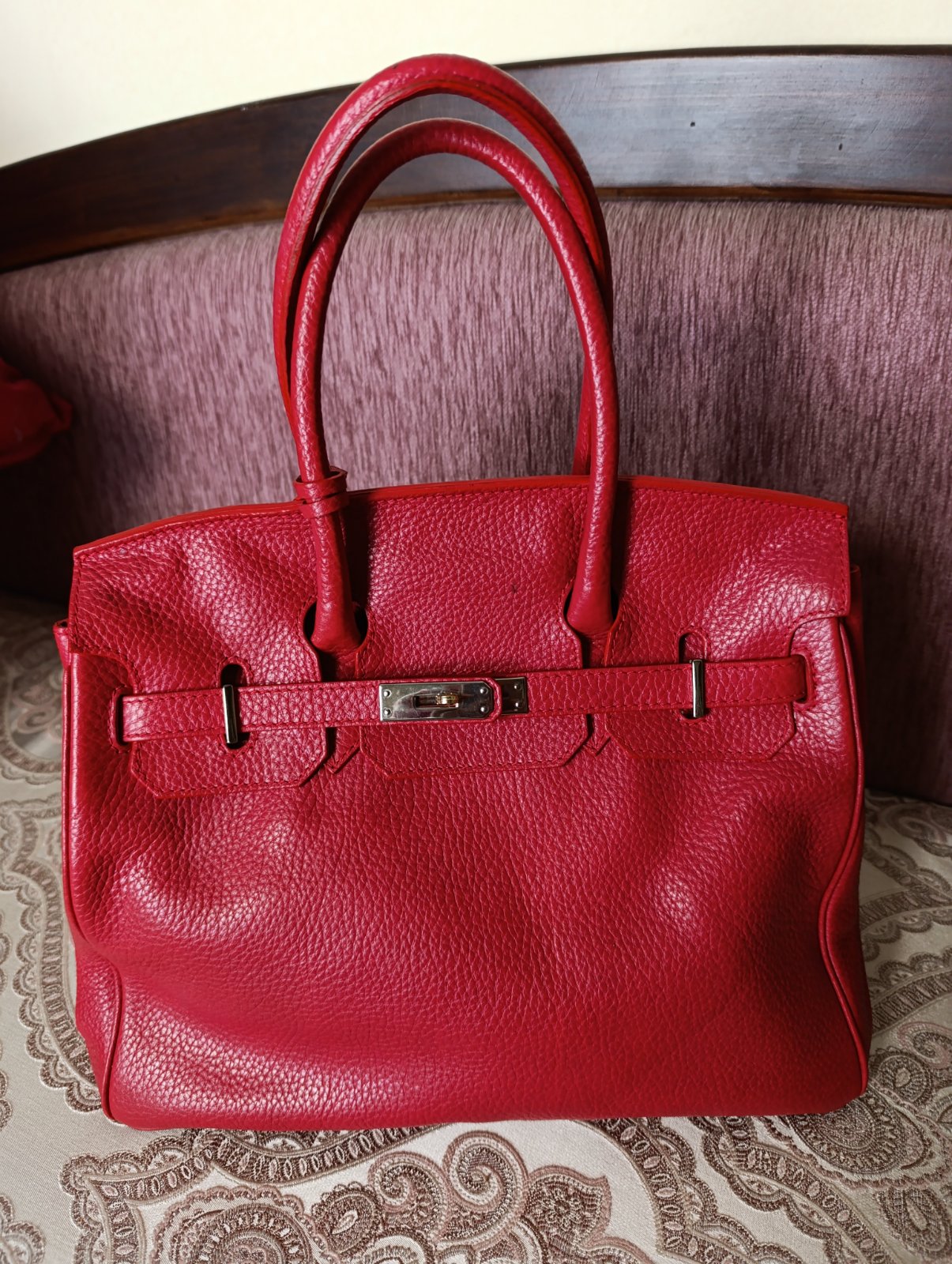 Je vents ce sac rouge de taille large au style Hermes 
