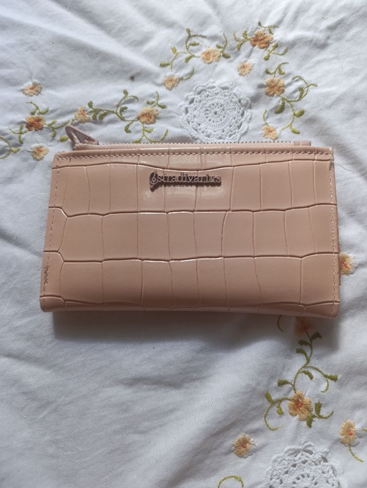 Un portefeuille de la marqur Stradivarius.